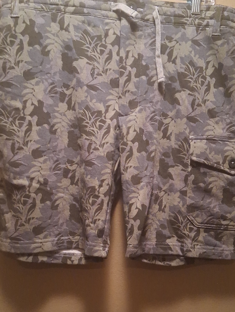 johnnie-O Men's Floral Cargo Shorts - Blue & Gray S W Elastic Waistband , Zipper